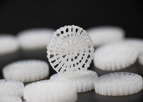 25*4mm PE64 K5 MBBR Bio Media K5 RAS Sistemi İçin Beyaz Renkli Ve Bakir HDPE Malzemesi