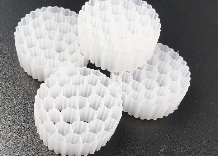 Pe38 25*4mm Hdpe Mbbr Bio Filtre Medyası Güvenli Hareketli Yatak Büyük Yüzey Alanı