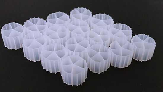 Popüler 11 * 7mm beyaz renkli ve bakire HDPE malzemesi akvaryumlar için MBBR biyo toplar