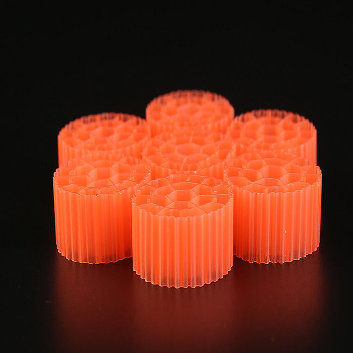 MBBR Biofilter Medyası Plastik Filtre Medyası 0.96 - 0.98g/cm3 yoğunluk ve beyaz renk
