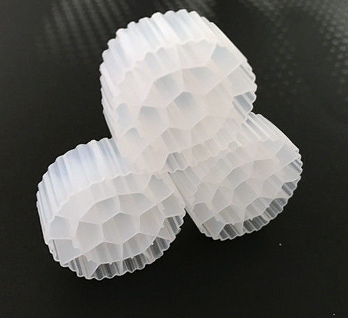 Çin fabrikası k1 kaldnes plastik balık çiftliği ortamı su ürünleri için yüzen biyo taşıyıcı RAS mbbr reaktörü HDPE FDA SAFTY