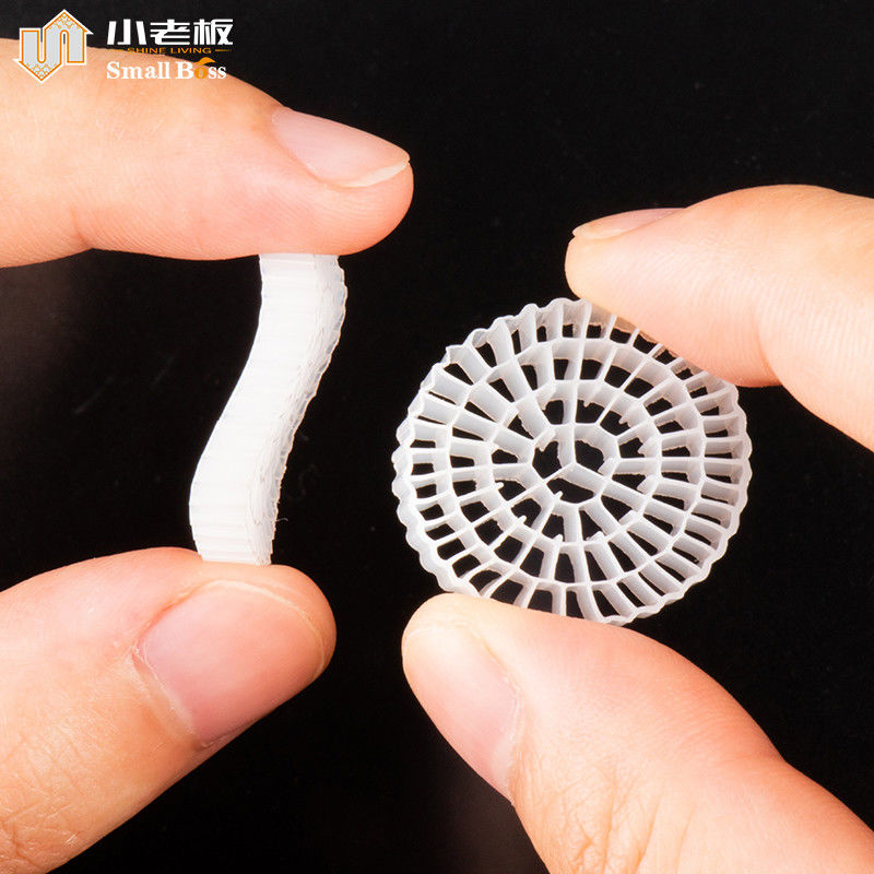 Mbbr Akvaryum Filtresi PE plastik Malzeme 1600M2/M3 balık yetiştirme için