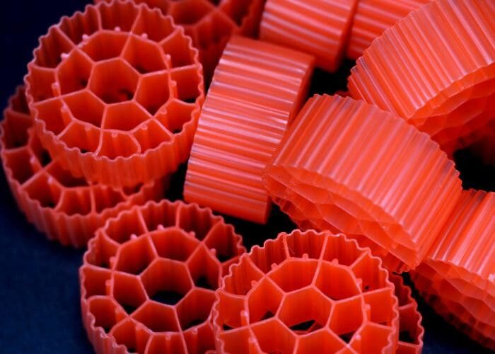 Çin fabrikası k1 kaldnes plastik balık çiftliği ortamı su ürünleri için yüzen biyo taşıyıcı RAS mbbr reaktörü HDPE FDA SAFTY