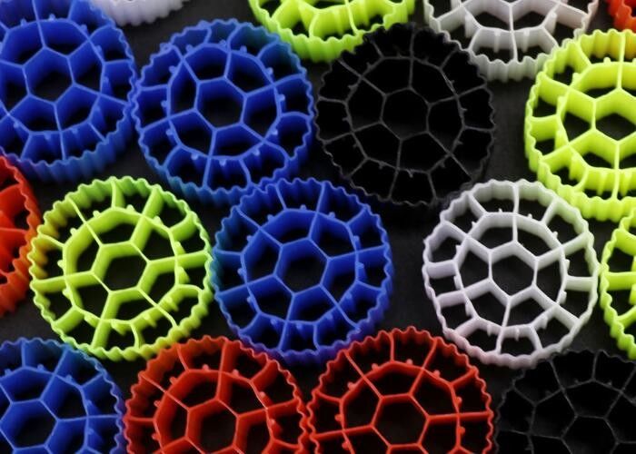 Çin fabrikası k1 kaldnes plastik balık çiftliği ortamı su ürünleri için yüzen biyo taşıyıcı RAS mbbr reaktörü HDPE FDA SAFTY