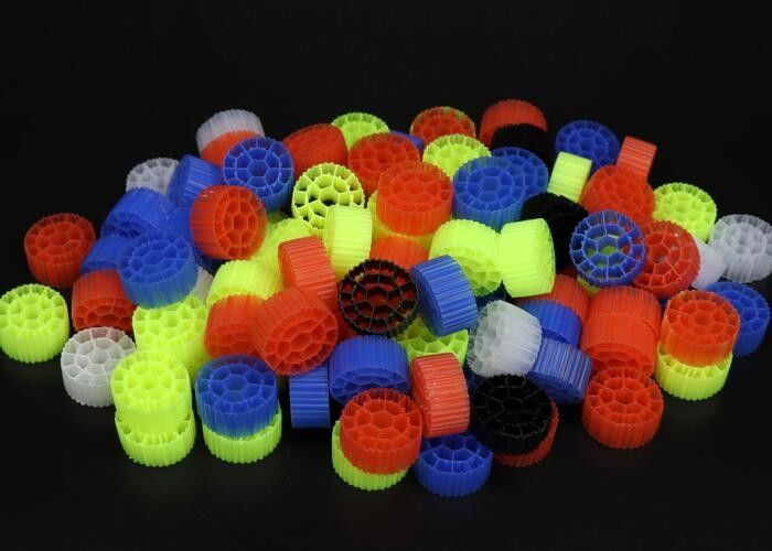 Ak ve Siyah Renkli MBBR Filtre Medyası