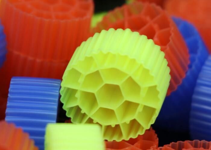 Akvaryum için siyah bakire HDPE malzemesi MBBR Plastik Filtre Medyası 25mm X 12mm