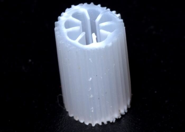 Ağır PE08 MBBR Filtre Medyası Virgin HIPS Malzeme Atık Su Arıtma için Beyaz renkli biyomasa medyası