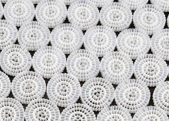 Bio Film Büyüme Hızlı K1 Mikro Filtre Medyası 25*10mm Herhangi Renkli HDPE Kaldnes