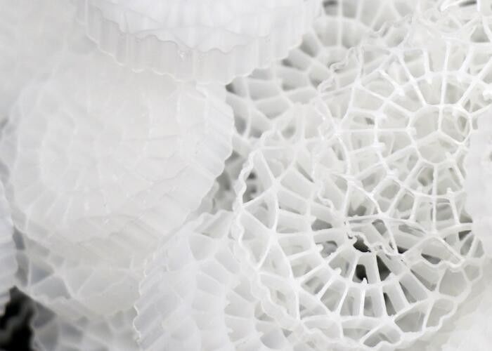 Endüstriyel Su Arıtma Biyo hücre Filtre Medyası Kara tabanlı MBBR Yüzen Taşıyıcı