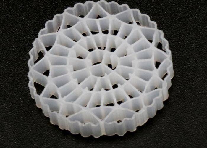 Endüstriyel Su Arıtma Biyo hücre Filtre Medyası Kara tabanlı MBBR Yüzen Taşıyıcı