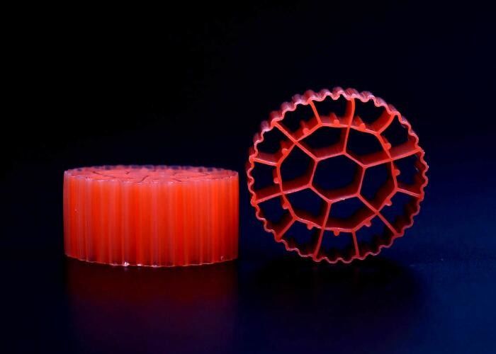 Kırmızı Renkli Balık Havuzu Filtre Medyası Virgin HDPE Malzemesi K3 Plastik Filtre Medyası