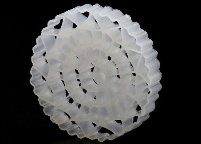 HDPE Kaldnes Filtre Medyası Havuzlar İçin Biyo hücreler MBBR Teknolojisi Etkiye Direnci