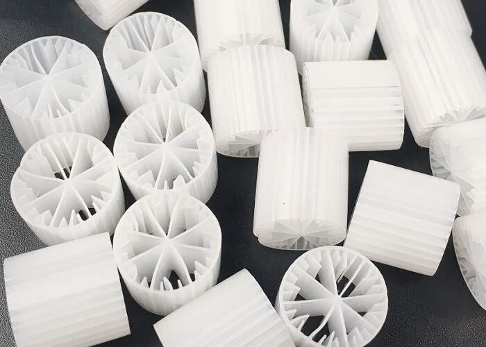 HDPE Biyokütle Plastik Filtre Medyası 15 * 15mm WWTP SBR Teknoloji Taşıyıcı için