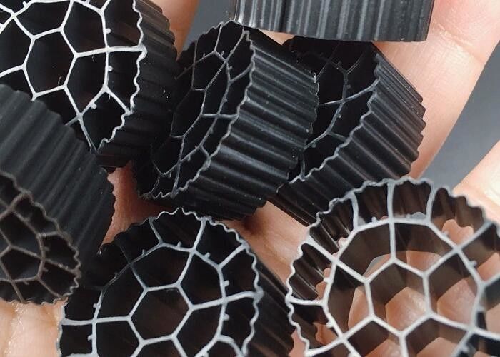 Siyah Renkli K3 Endüstriyel Su Temizliği için MBBR Filtre Taşıyıcı 25 * 10mm