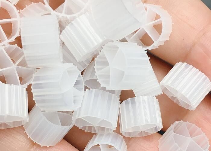 Biofilm MBBR Filtre Taşıyıcı Karides Çiftliği İçin Sıcak RAS Su Arıtma 10*7mm