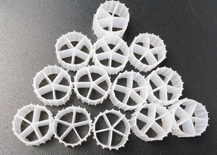10*7mm MBBR yüzen taşıyıcı balık yetiştirme kara tabanlı akvakültür HDPE çevresel malzeme süper kaliteli beyaz renk