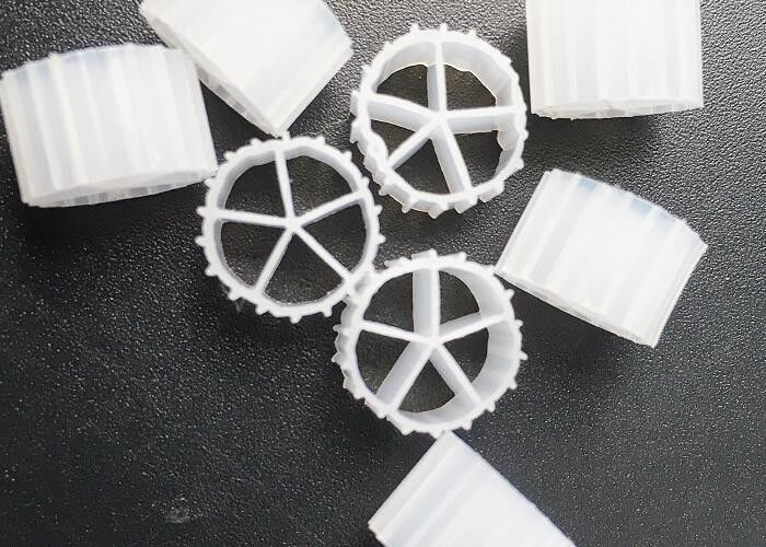 10*7mm MBBR yüzen taşıyıcı balık yetiştirme kara tabanlı akvakültür HDPE çevresel malzeme süper kaliteli beyaz renk