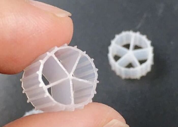 UV Dirençli HDPE 10 * 7MM MBBR BIOBALLS IFAS işlemi 5 oda fda güvenli malzeme yüzen ortam ucuz fiyat