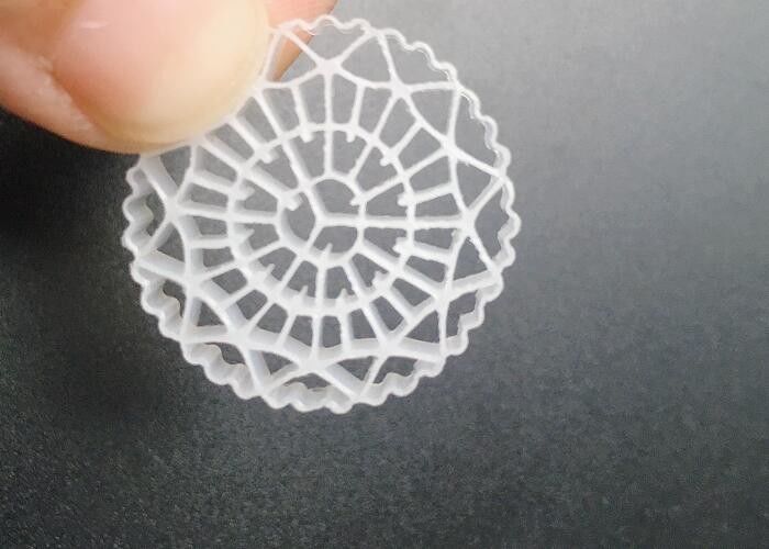 Yüksek yüzey alanı UV Dirençli mbbr biyo medya karides akvaryum yetiştirme COD BOD kaldırma 25*5mm hdpe beyaz renkli biyoçipler