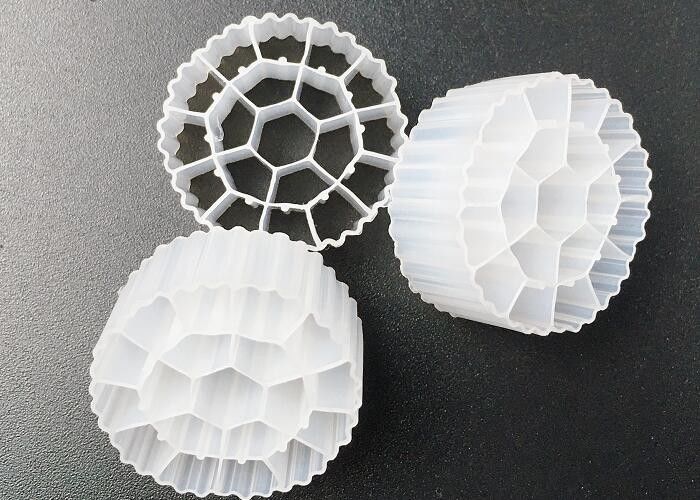 KOI tankı 19 oda MBBR biofilm taşıyıcı HDPE malzemesi beyaz renk 25 * 12mm medya atık su arıtma a / o süreci