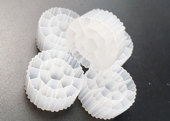 Hdpe K3 Biyo hücre MBBR Su Arıtma Medyası 25*12mm 600m2 / M3 Büyük yüzey alanı
