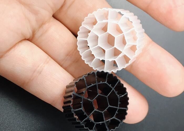 Beyaz Renkli Biyopipe Güvenilir Mbbr Atık Suyu Arıtmak İçin Biyo Filtre Medyası 25*12mm