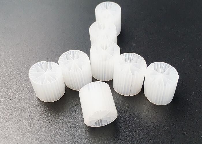 Yüksek Yüzey Alanı MBBR Filtre Medyası Beyaz Renk Bakire HDPE Malzemesi 15*15MM