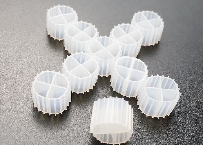 MBBR Biyofilter Medya Biyoçipler 0.96 - 0.98g / Cm3 yoğunluk RAS için Akvaçülüğü FAB biyo medya