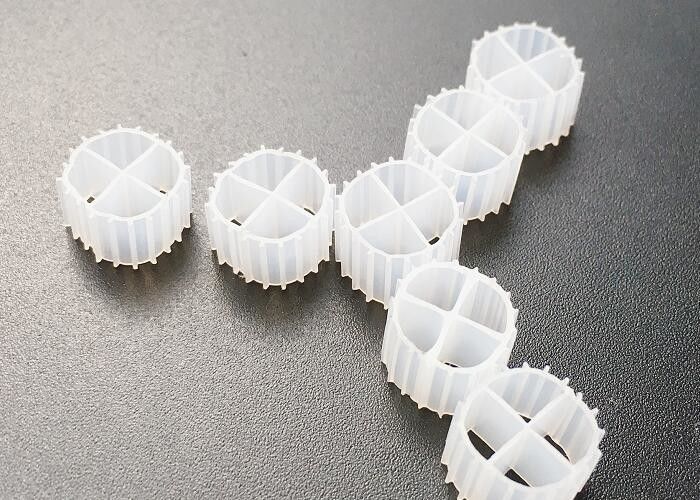 PE Şok geçirmez Akvaryumlar MBBR Filtre Medya Beyaz renk fda taşıyıcı 11 * 7MM MBBR Biofilm taşıyıcı