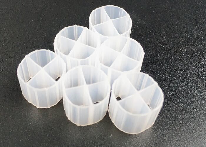 Yüksek verimlilikli Beyaz Renkli Plastik Malzeme Filtre Medyası Atık Su Arıtma için