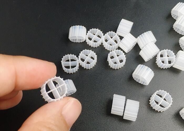 Yüksek Verimlilikli Biofilm Taşıyıcı MBBR Filtre Medyası 11mm X 7mm Boyut ve Beyaz Renk