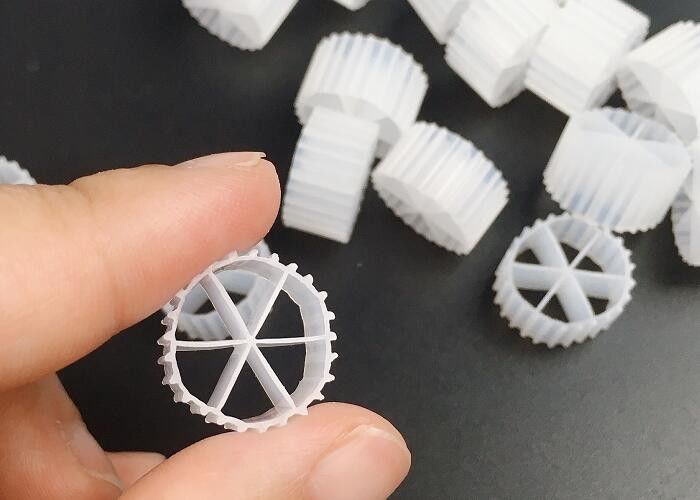Koi Havuzu Biyo Hücre Filtre Medyası Plastik Biyo Medya Beyaz Renkli Ve Bakir HDPE 6 delikli
