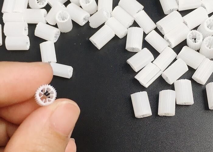 Plastik Biyo Hücre Filtre Medyası Boyutu 5 mm X 10 mm Daha Büyük Etkili Yüzey Alanı