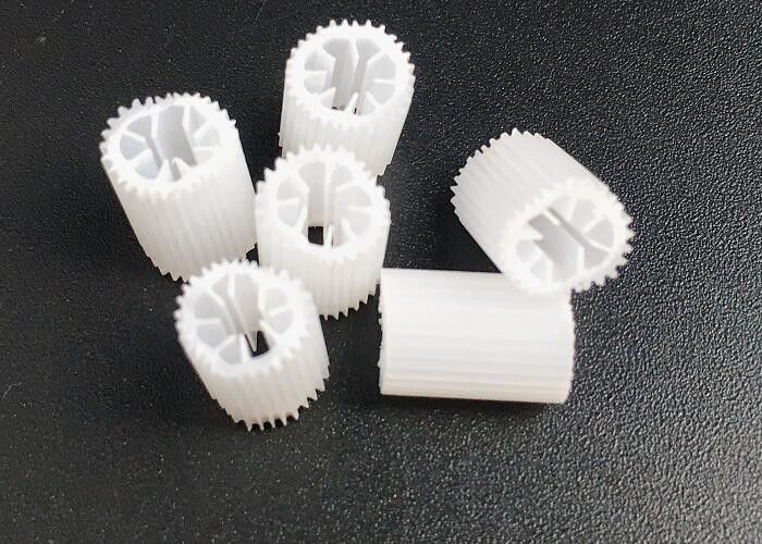 MBBR Bio Media Ağır Boyut 5 * 10mm Beyaz Bakire HIPS Malzeme Plastik Biyo hücre Tedavi için