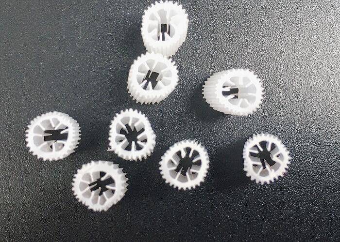 Uzay tasarrufu Plastik yüzen filtre ortamı Kaldnes Bio Filter ortamı