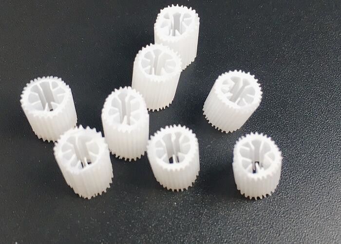 Uzay tasarrufu Plastik yüzen filtre ortamı Kaldnes Bio Filter ortamı