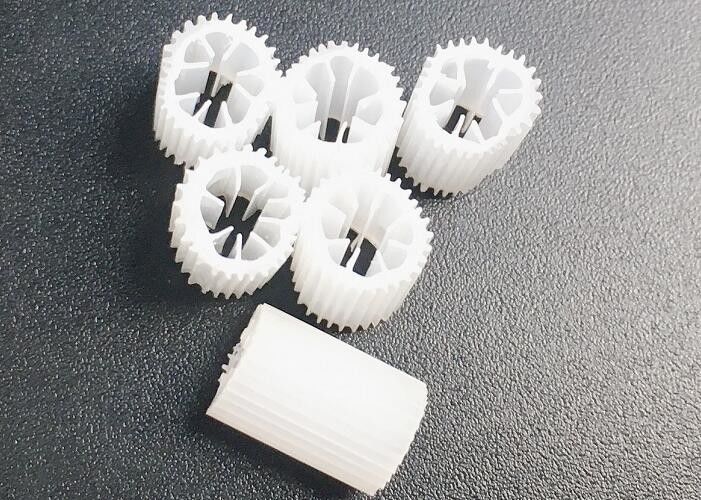 Uzay tasarrufu Plastik yüzen filtre ortamı Kaldnes Bio Filter ortamı