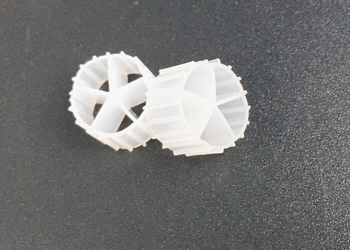 Yüksek Biyolojik Faaliyetli Beyaz Plastik Filtre Medyası HDPE Balık Havuzu için