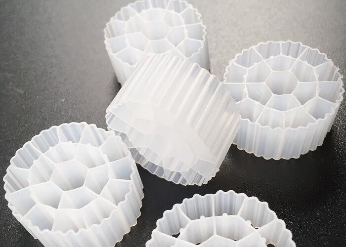Plastik MBBR Biyo Medya HDPE K3 Akvaponik Filtre Medyası 500 m2/m3 fda güvenli malzeme biyopip biyoküresel toplar