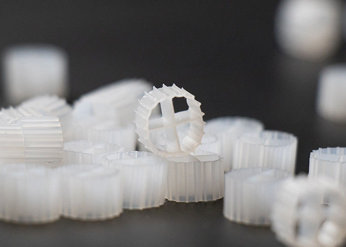 Şok geçirmez K1 Filtre Medyası Koi Havuzu Biyolojik Filtre Düşük Enerji Tüketimi MBBR Yüzen Biyogaz Taşıyıcı