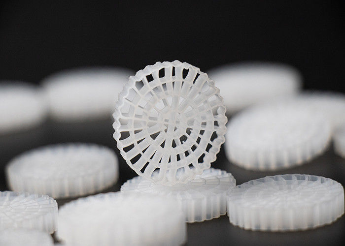 25*4mm PE64 K5 MBBR Bio Media K5 RAS Sistemi İçin Beyaz Renkli Ve Bakir HDPE Malzemesi