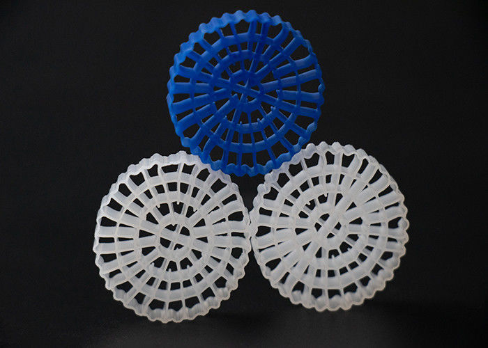 Kanalizasyon Arıtma Plastik Filtre Medyası MBBR HDPE biomover büyük 1200 m2/m3 Yüzey Alanı IFAS ekipmanları