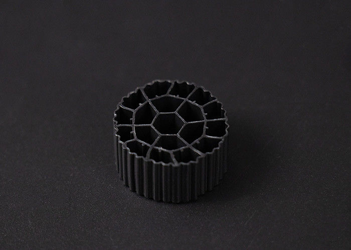 Virgin HDPE Malzemesi MBBR Filtre Medyası Biofiltre 25mm X12mm Boyutu 600 m2/m3 Yüzey Alanı