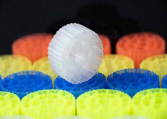 Akvaryumlar için renkli veya özelleştirilmiş Plastik Hareketli Medya Filtresi Virgin HDPE Malzemesi
