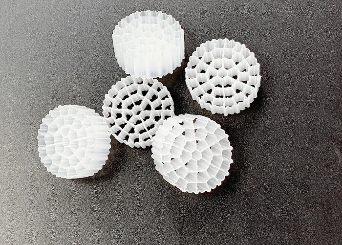 Virgin HDPE IFAS Teknolojisi MBBR Yüzen Filtre Medyası Beyaz Renk