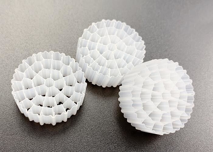 Virgin HDPE 25*10MM Beyaz Renkli MBBR Plastik Filtre Medyası Büyük Yüzey Alanı