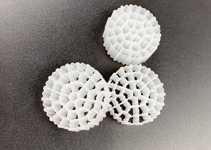 Virgin HDPE 25*10MM Beyaz Renkli MBBR Plastik Filtre Medyası Büyük Yüzey Alanı