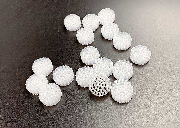 Plastik Biyo Medya Ekstrüzyon Boru Biyotüp MBBR Kaldnes Filtre Medyası Herhangi Bir Renk