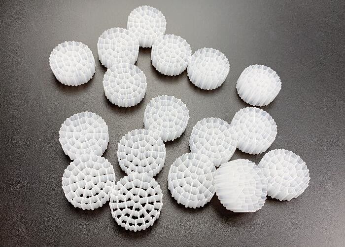 Plastik Biyo Medya Ekstrüzyon Boru Biyotüp MBBR Kaldnes Filtre Medyası Herhangi Bir Renk