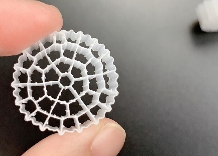 Virgin HDPE 25*10MM Beyaz Renkli MBBR Plastik Filtre Medyası Büyük Yüzey Alanı